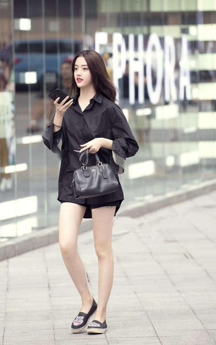 重庆街拍:各种高颜值俏身材大长腿的美女上街，你还走的动路吗?