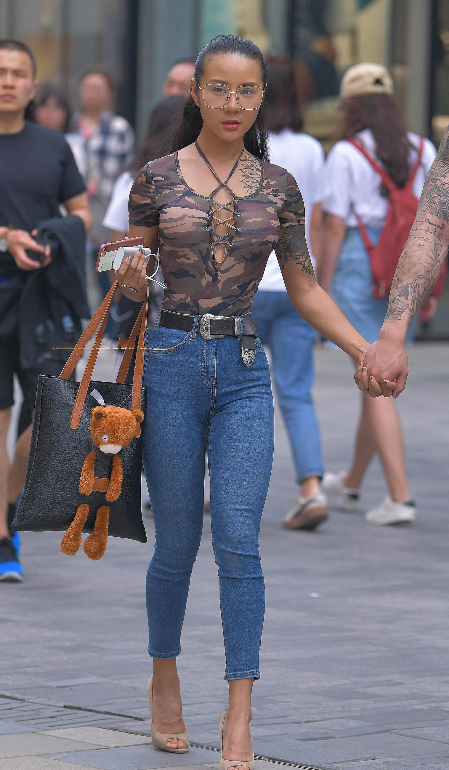 气质小姐姐紧身裤勾勒出丰腴翘臀，丰硕美腿，一看就经常锻炼