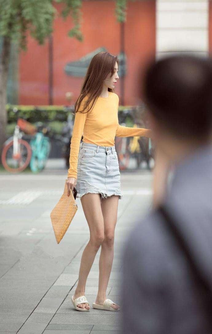 街拍:清纯可爱的小美女,笑的好甜美,看一眼你就会爱上她们!