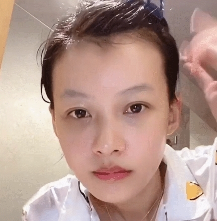  『化妆』孙怡直接素颜出镜引热议，不化妆和美图判若两人，果然是照妖镜！