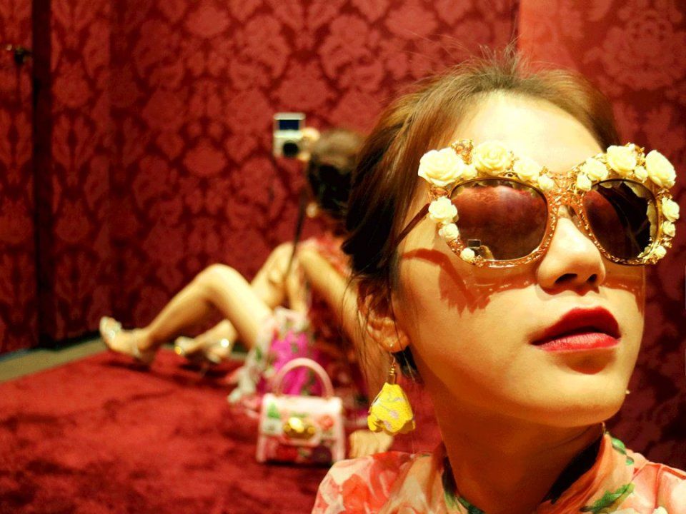 亲身示范丨原来真的可以在试衣间自拍出时尚芭莎封面!