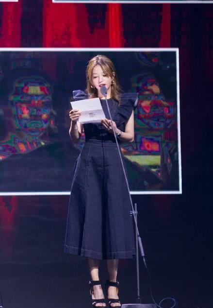 赵薇穿红毯未修照公开，身材纤细，皮肤紧致，网友：美回了20岁