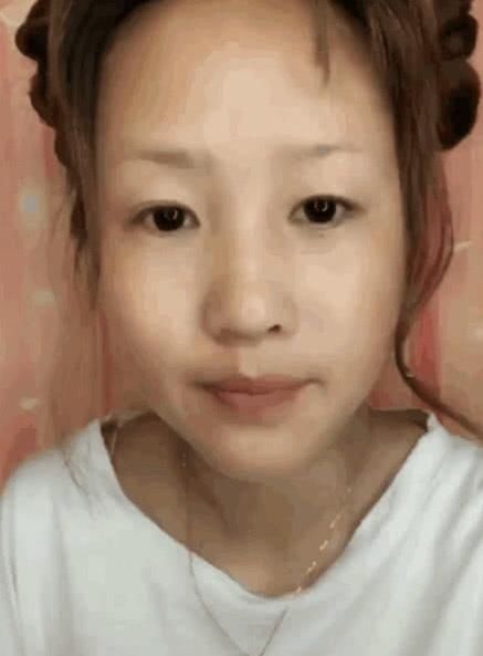 女孩直播卸妆，途中竟把鼻子戳穿，吓坏众人！