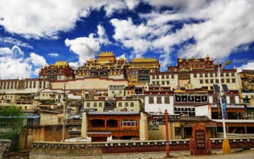 云南第一大县，比德宏还大，相当于半个昆明，以旅游闻名