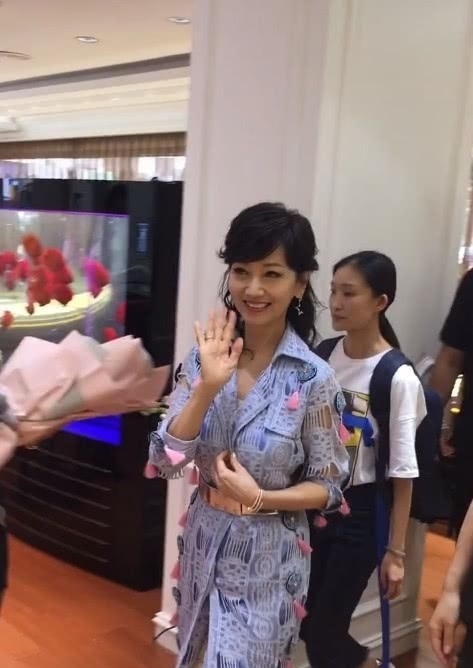 『 心酸』看到脸上的皱纹,还真心酸,赵雅芝65岁还出来捞金