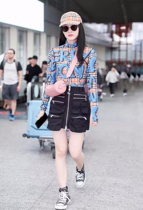 张雪迎撞衫阿姨级阚清子，输得一败涂地，网友：只怪你没女人味！