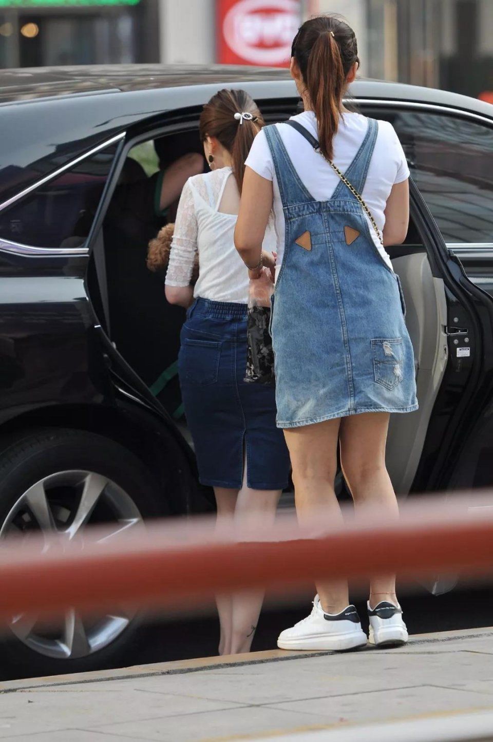 街拍：姿色温柔俏丽气质妩媚大方穿牛仔裙逛街的性感美女