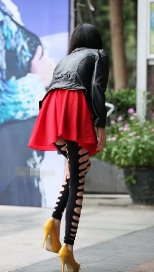成熟御姐黑色漏洞黑丝袜大显性感好身材，红色的裙子真是不搭