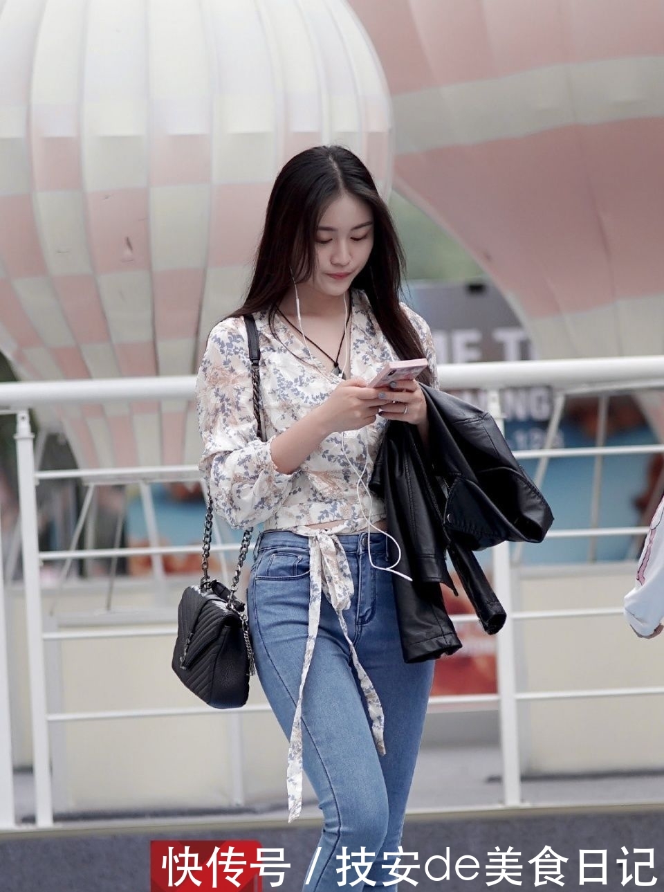 「牛仔裤」街拍:只要身材好,哪怕最简单的衬衣牛仔裤也是完美的
