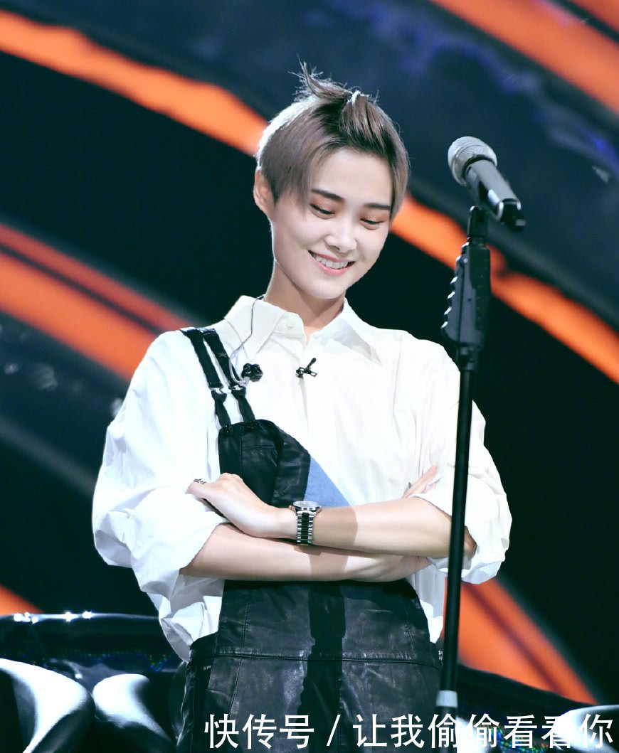 李宇春终于穿裙子了！身穿蛋糕裙高贵优雅，网友：总算有女人味了