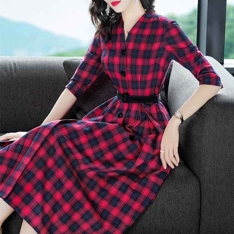 十件旗袍，比不上一件“大牌”A字裙，洋气衬肤白，谁穿谁先年轻