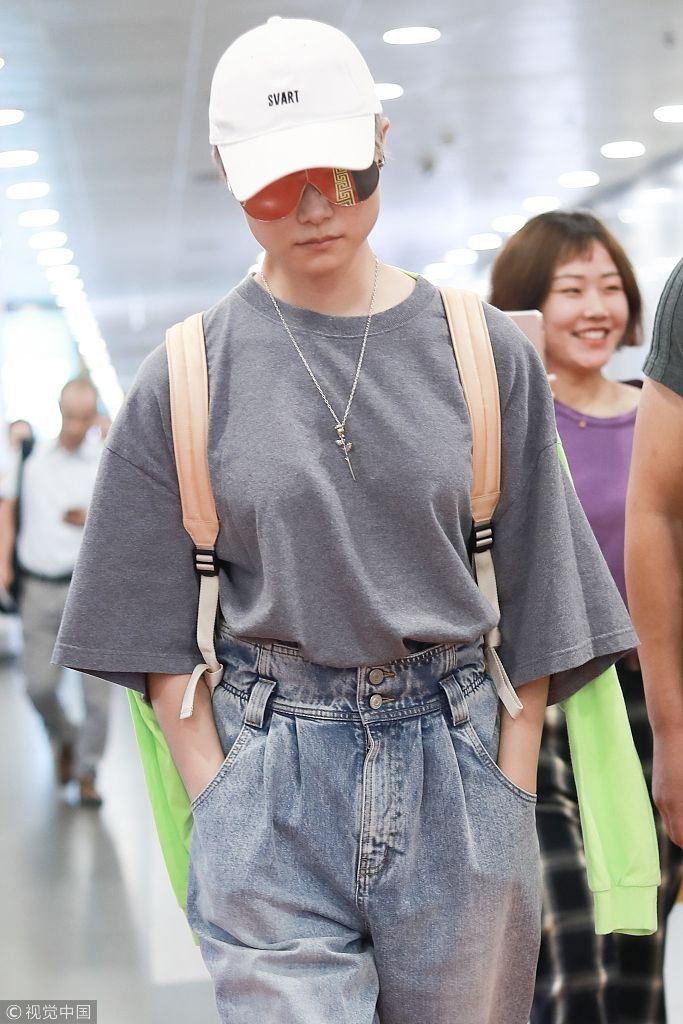 春哥威武！李宇春背双肩包扮嫩酷到没朋友  手插裤袋漠视镜头一脸