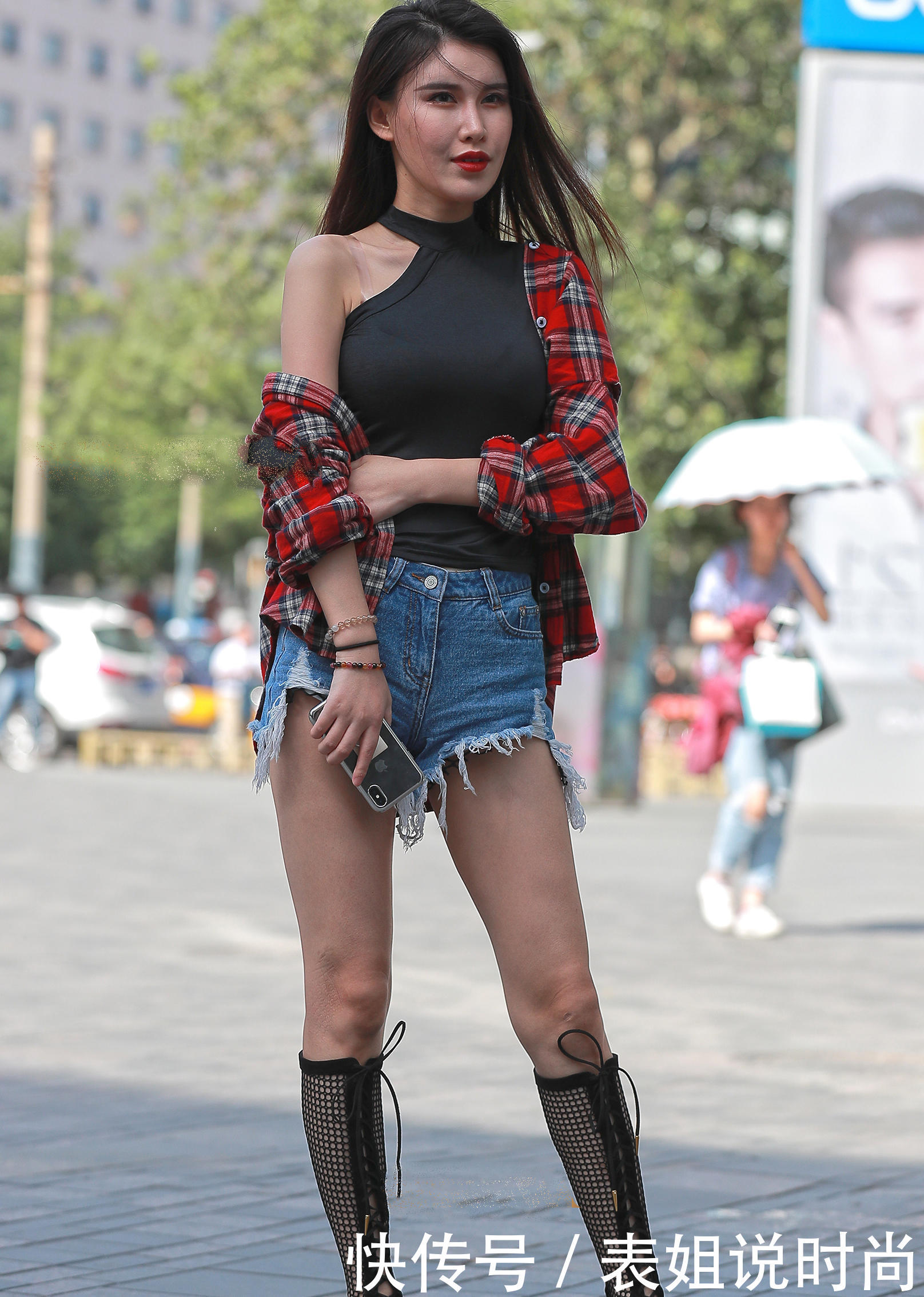 身材完美的小姐姐简约的衣服却穿出了自己独有的风情，脚上的鞋子