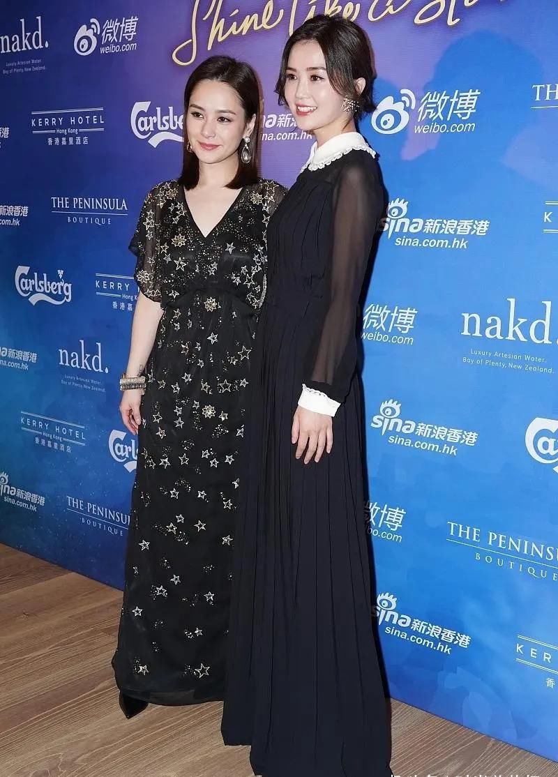  『呈现的更』阿娇终于穿对了，黑色V领连衣裙至少显瘦10斤，终于信是110斤了