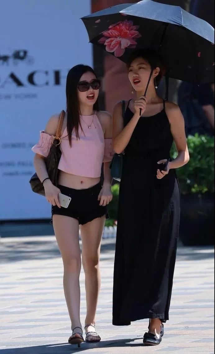 街拍: 两个性感俏丽美女都挺好看的, 热裤好短