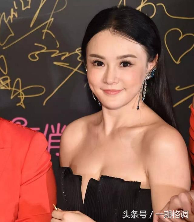 冉莹颖火辣露脐，牛仔裤开几十个破洞，网友：还戴肚脐钉，艳俗！