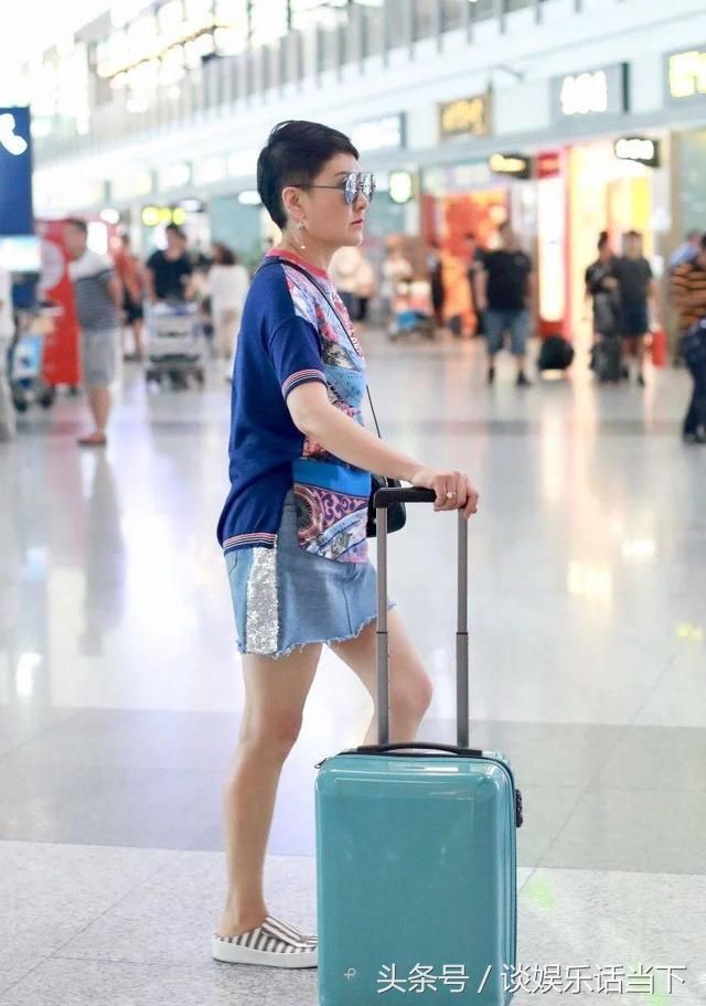 55岁的张凯丽真敢穿!这是给老年人做示范 网友:鞋子挺舒服的吧