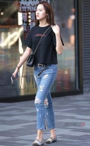 大破洞牛仔裤的个性，充满了十足的魅力，别样的显迷人！