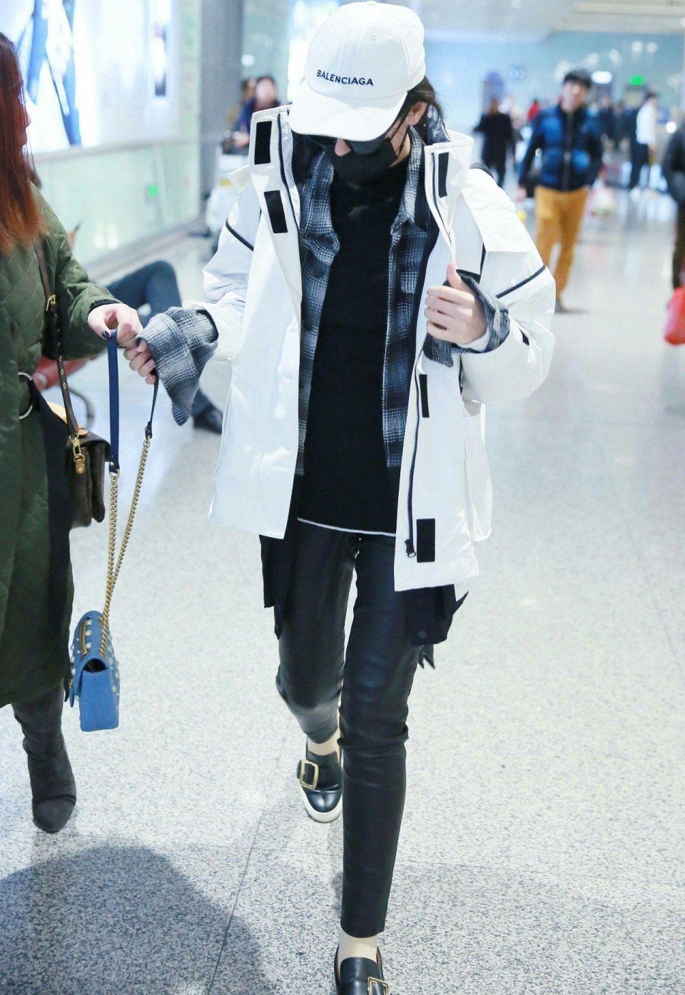 迪丽热巴罕见穿短裙秀事业线格外性感!只是这风吹起来有些尴尬!