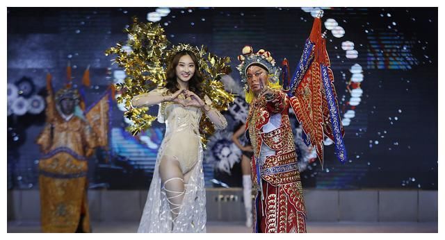 当“维密”遇上京剧，中外模特身穿维密服装大秀身材，性感十足