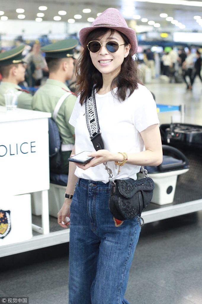 张静初烫卷发戴小粉帽少女心爆棚  阔腿裤+白T时尚吸睛潮出天际