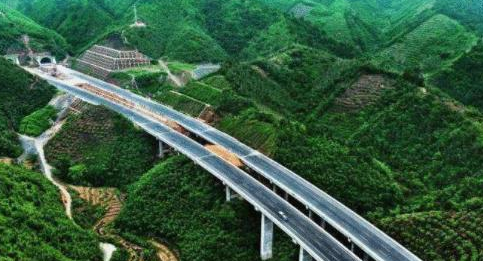 为何高速公路每年收入几千亿，为什么还在喊亏损？内行人说了真相