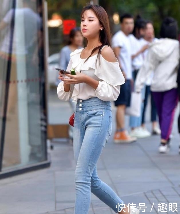 『气质』街拍:小姐姐浅蓝色的修身牛仔裤搭配一件白色小衫,很有少女范