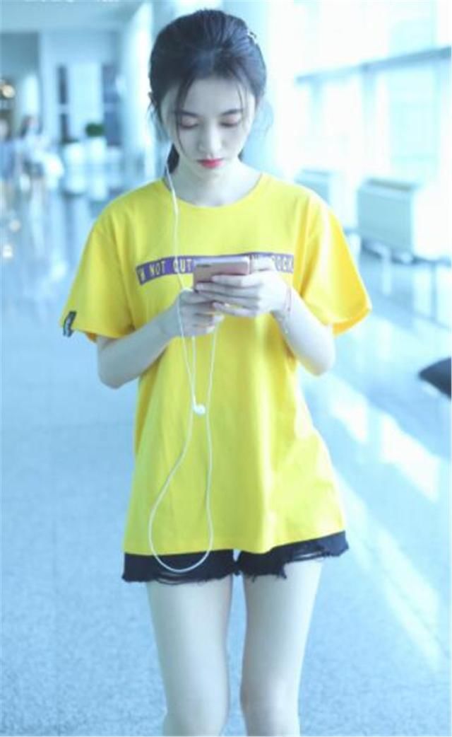 鞠婧祎终于好好穿裤子了，76斤穿出86斤的匀称，早该这样穿了！