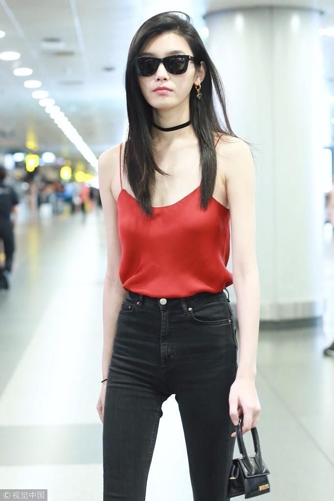 奚梦瑶又去机场秀身材 吊带马甲露蛮腰性感look让人喷鼻血