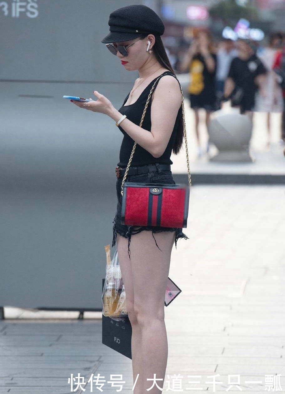  [皮肤]美女的皮肤非常透亮，粉色的镂空吊带衫清新唯美