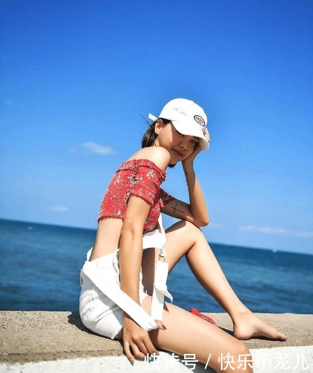  「牛仔」街拍：白色牛仔吊带小姐姐，真的非常仙女呀