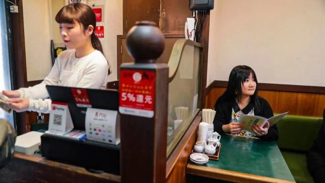  『隔间里吃饭』那些害怕独处的日本人怎么变了？