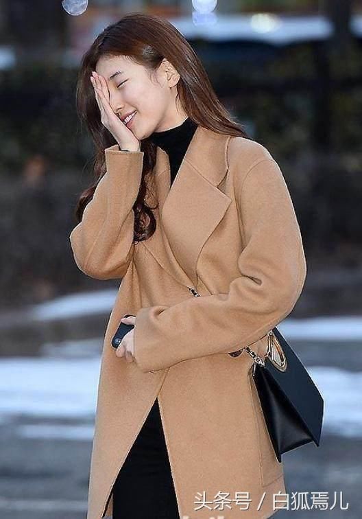 裴秀智素颜现机场，脸部变卦太清楚！网友：别捂了全看见了！