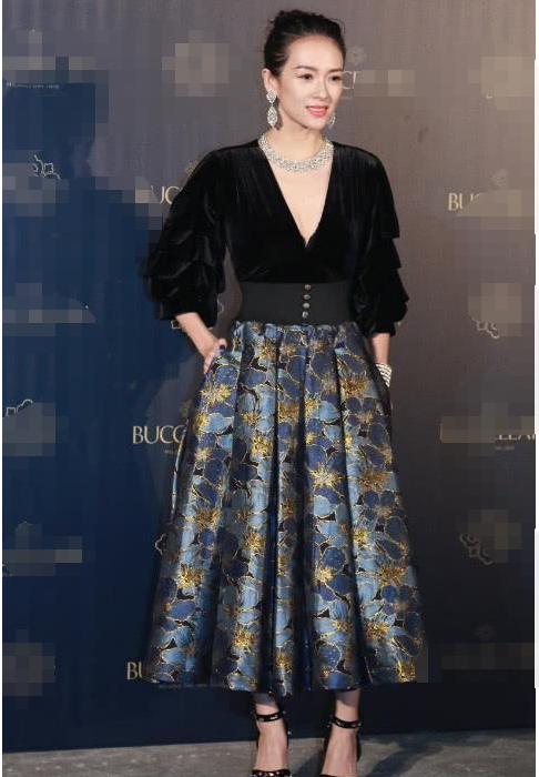 章子怡真不愧是国际章, 穿紧身衣配上这双鞋, 连汪峰都看不懂!