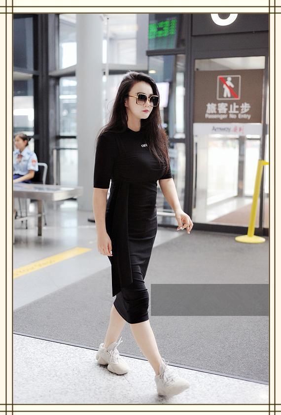 当徐冬冬和冉莹颖同穿紧身裙,网友:谁是真正魔鬼身材一目了然!