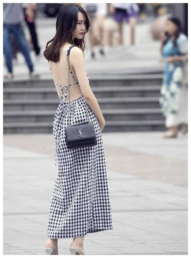 街拍:粉红色吊带连体裙,身材苗条清纯可人