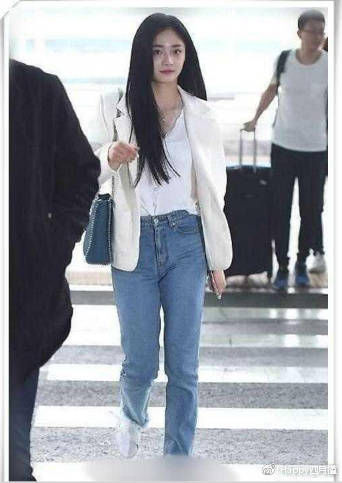 周洁琼腿的粗吗?直筒裤愣是穿成了紧身裤,网友:美美哒