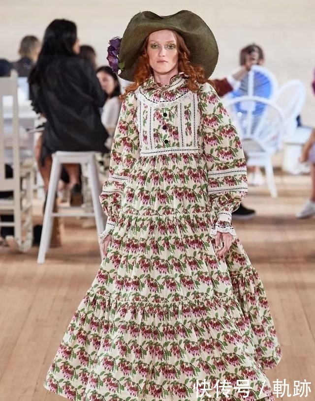 『花朵』2020开春 流行穿“开满花”的裙子,谁穿谁美!