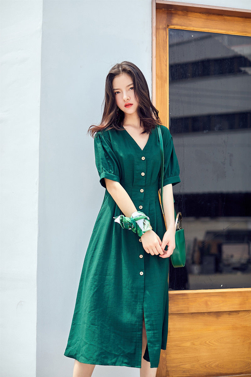 55岁婆婆穿这真丝连衣裙,减龄又大气,瞬间回到20岁