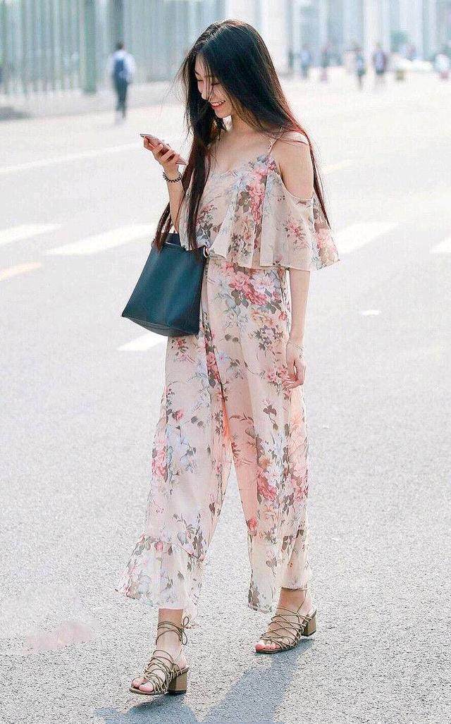 路人街拍，左边小姐姐穿的是一件印花的吊带连衣裙遮肉又显高