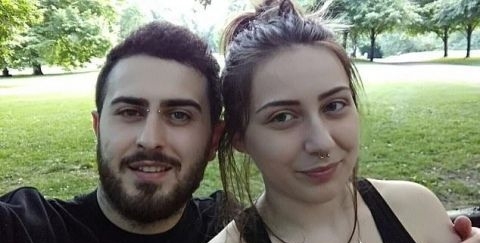 手术:英女子痴迷梅根“雀斑妆”,拙劣手术让面部毁容,花3万治疗修复