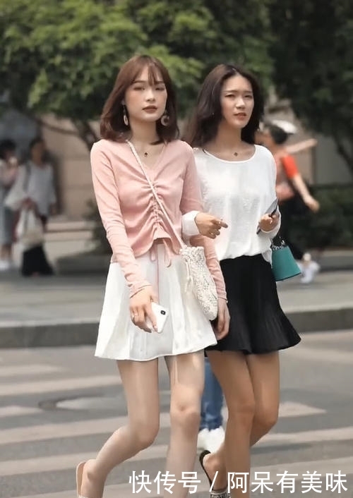  [美女]美女太“年轻”了,和女神穿闺蜜装,腿像10年没洗一样,佩服！