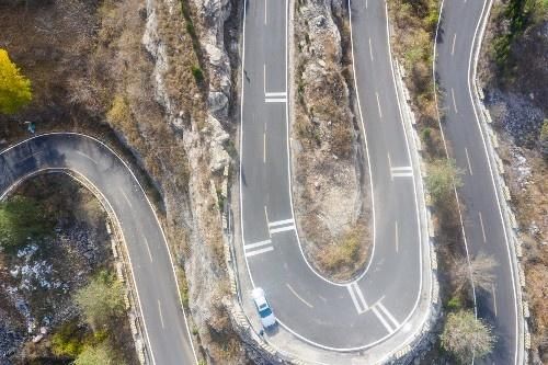 周末去济南南部山区自驾游，经过一条盘山公路，蜿蜒盘旋好壮观