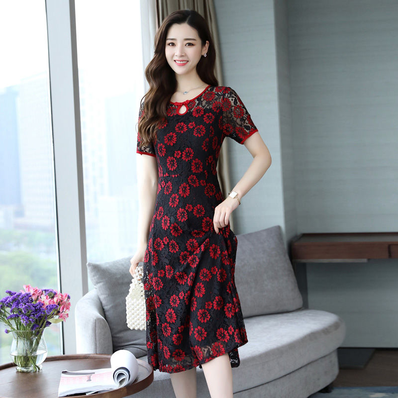 如今70后女人都流行这样穿,换上这连衣裙,居然美得不敢相信