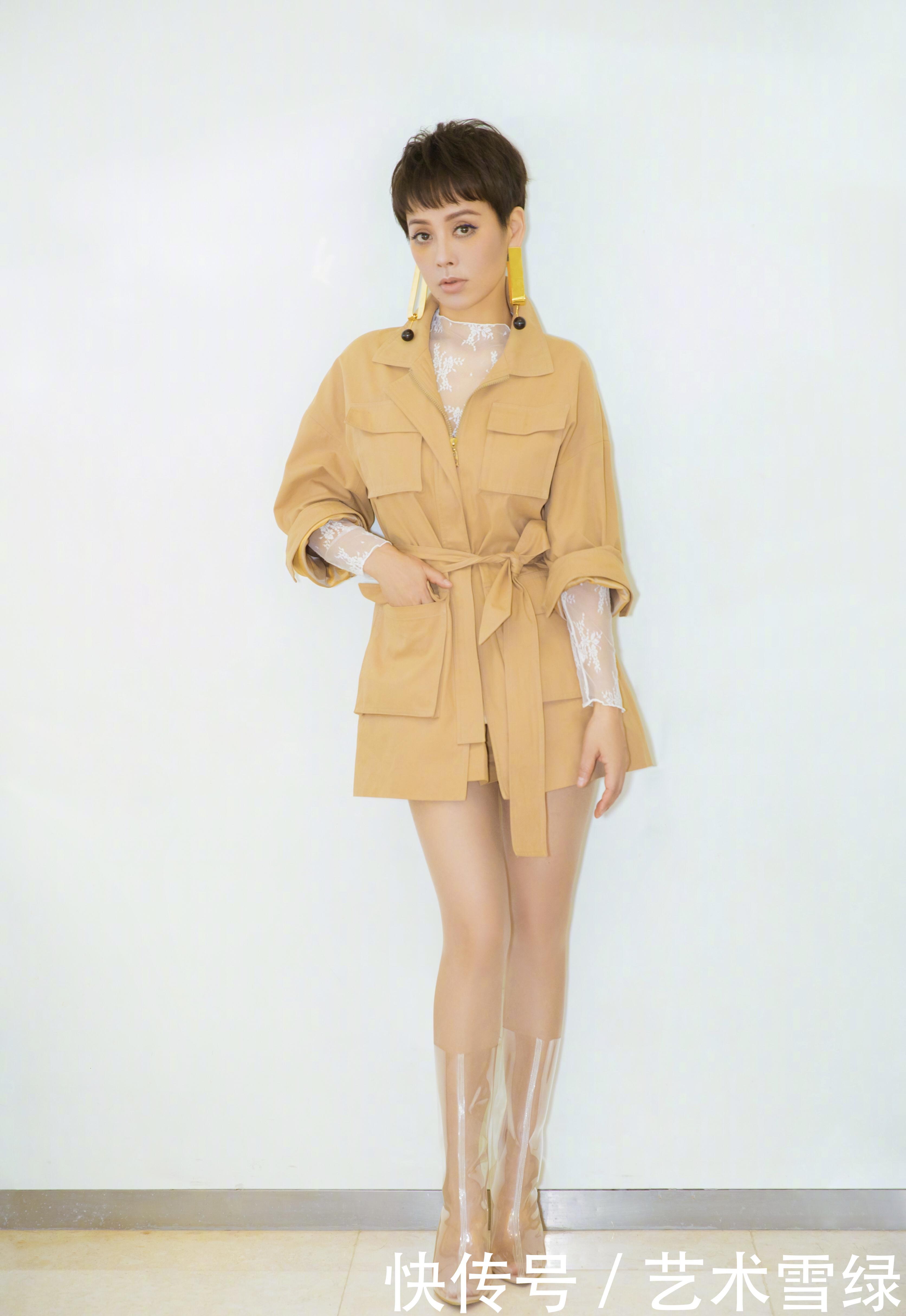 45岁的宁静真敢穿，大露丰腴的上围，网友：刘嘉玲都没你敢穿