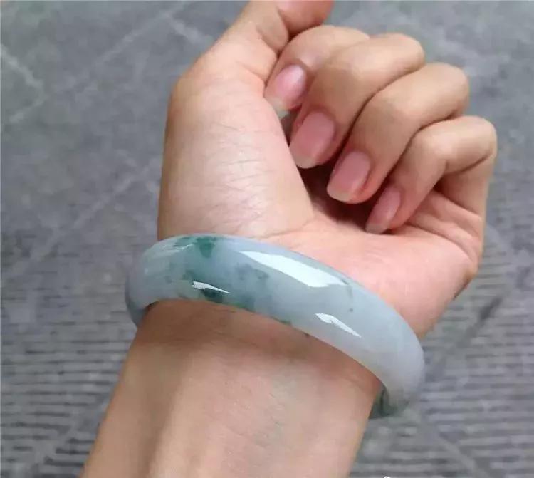  原石■幸运降临，花5万买下的原石，切开后竟是冰种三彩手镯，特