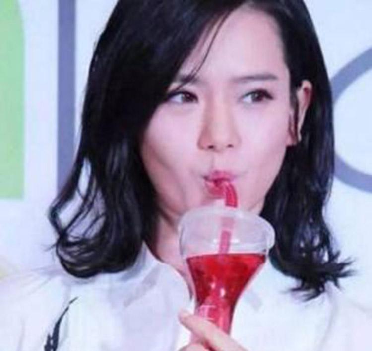 涂了口红后喝水的样子 蔡徐坤帅气 郑恺搞笑 鹿晗最机智