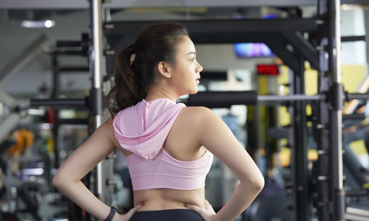  女人@女人后腰若有2个“凹点”，意味身材完美？别猜了，让专家告诉你