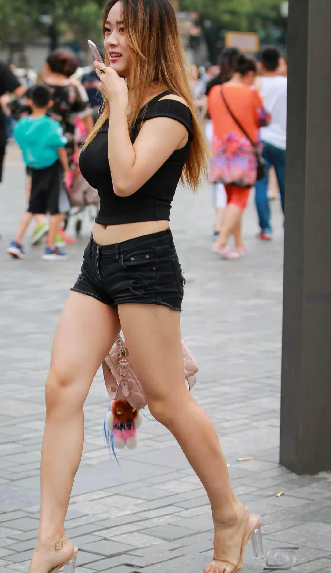 身材饱满圆润的小姐姐，一袭黑色吊带尽显傲人身材，小蛮腰大白腿