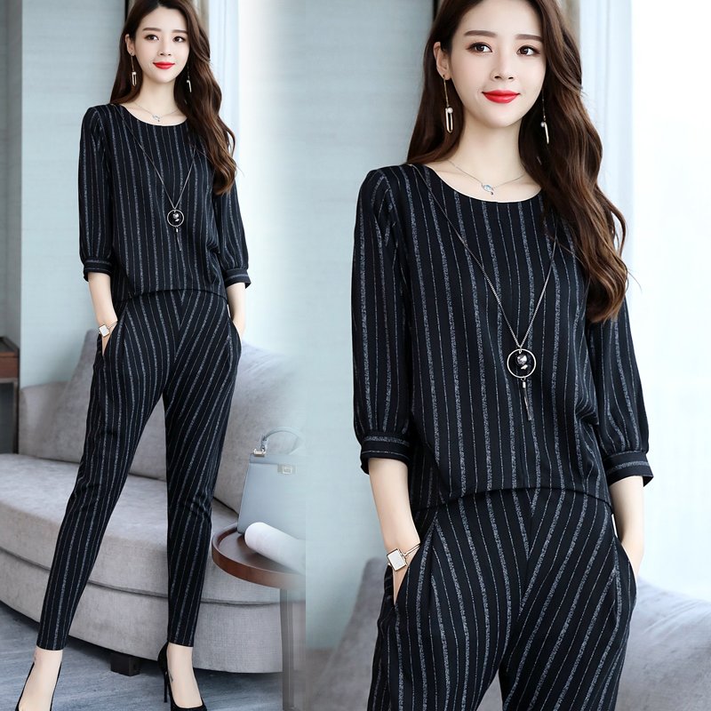 比裙子流行百倍的套装，这女人穿一个比一个惊艳，美到看不出年龄